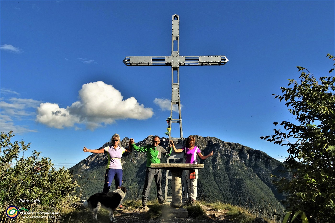 01 Alla croce del Monte Castello (1425 m).JPG